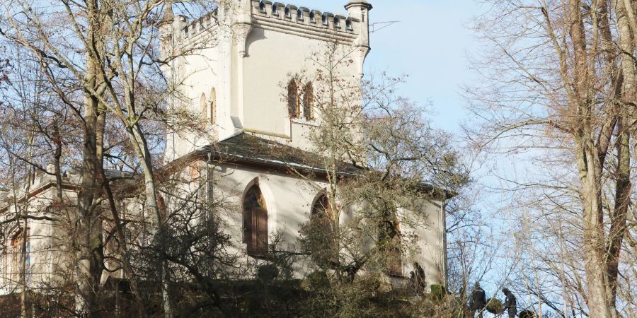 Einsatzkräfte der Polizei stehen am Jagdschloss Waidmannsheil. Die Bundesanwaltschaft hat mehrere Menschen aus der sogenannten Reichsbürgerszene im Zuge einer Razzia festnehmen lassen.