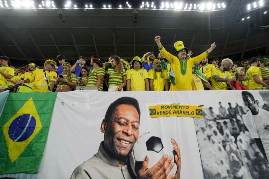 Die Fans im Stadium 974 senden Botschaften an den erkrankten Pelé ins Spital.