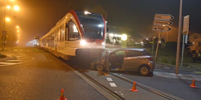 Ballwill: Zug prallt in Auto