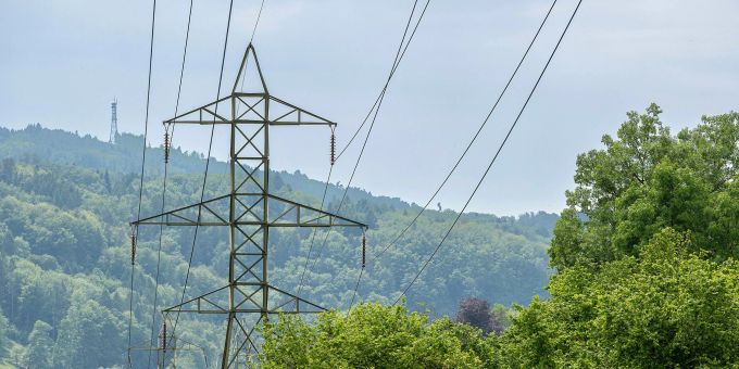 Strommast im Grünen. (Symbolbild) Strommast im Grünen. (Symbolbild)