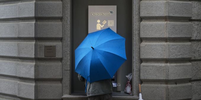 Ein Kunde der Credit Suisse hebt an einem Bancomat in Lugano Geld ab. credit suisse