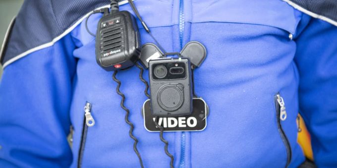 Die Polizistinnen und Polizisten kündigen die Aktivierung der Bodycam jeweils mündlich an, sofern es die Situation erlaubt. (Symbolbild) Bodycams Polizei Lausanne