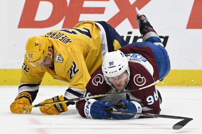 Nino Niederreiter (Nashville Predators) kollidiert mit Mikko Rantanen (Colorado Avalanche) in der NHL. Nino Niederreiter NHL