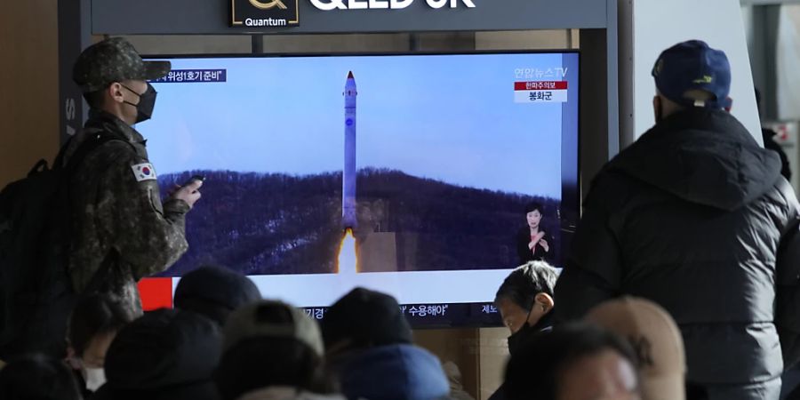 Ein Fernsehbildschirm im Bahnhof von Seoul zeigt am 19.12.2022 ein Bild einer nordkoreanischen Rakete. Foto: Ahn Young-Joon/AP/dpa