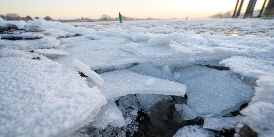 Die frostigen Temperaturen haben zur Bildung von Eisplatten Ufer der Elbe geführt.