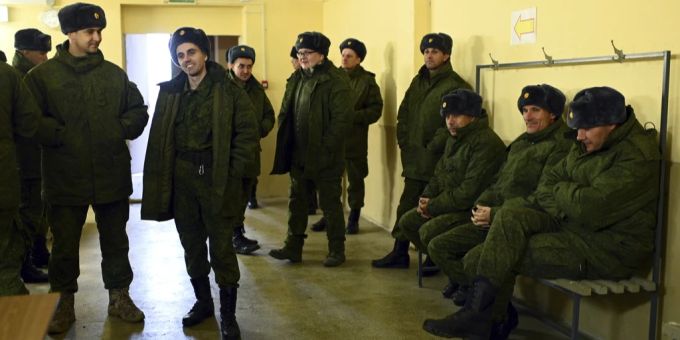 Mit einer neuen, bizarren Kampagne will Wladimir Putin mehr junge Streitkräfte rekrutieren. Ukraine-Krieg Russland Rekruten