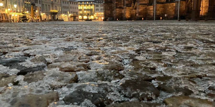 Der Münsterplatz in der Freiburger Altstadt ist wegen Glatteis gesperrt.