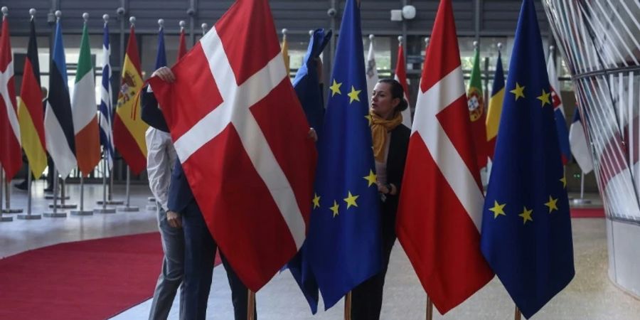 EU-Flaggen und dänische Flaggen