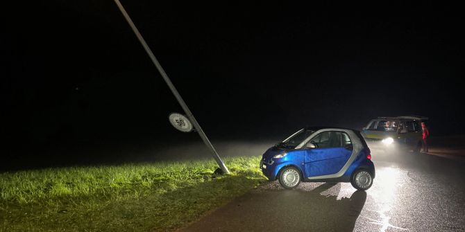 Eine stark alkoholisierte Lenkerin prallte gegen eine Strassenlampe