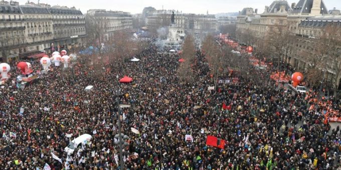 Am 1. Mai - Zehntausende protestieren in Frankreich gegen Rentenreform