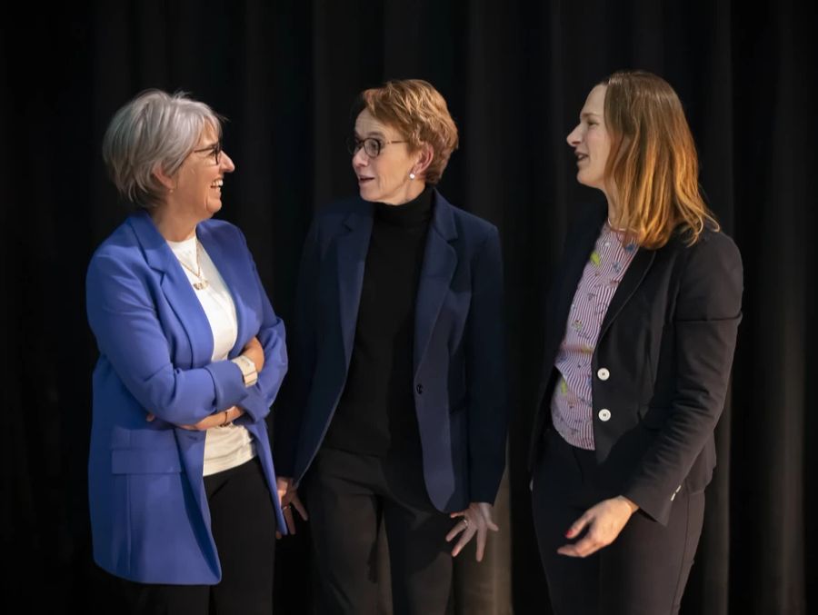 Die SP-Bundesratskandidatinnen Elisabeth Baume-Schneider, Eva Herzog und Evi Allemann, links nach rechts, posieren nach einem öffentlichen Hearing, am Montag, 21. November 2022 in Luzern.