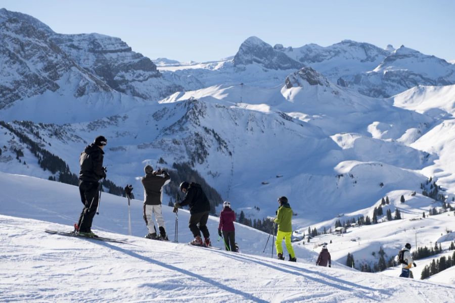 Eine Lawine löste sich und donnerte neben der Piste den Hang hinunter. Es wurde zum Glück niemand verschüttet.