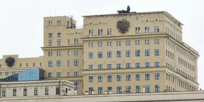 Auf dem Dach des russischen Verteidigungsministeriums in Moskau thront jetzt ein Flugabwehrsystem. ukraine krieg
