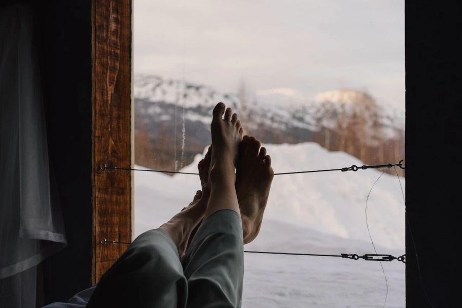 Füsse Fenster Schnee Rahmen Holz Gardine