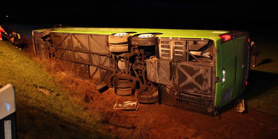 Bei dem Busunfall auf der A24 wurden mehrere Menschen verletzt.