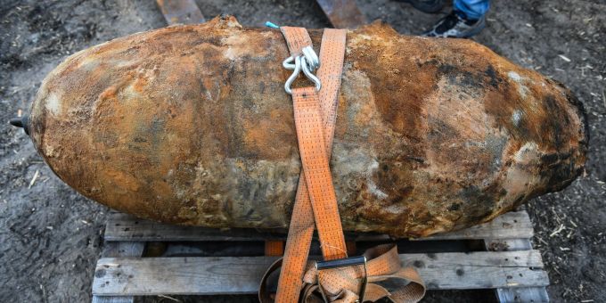 Eine entschärfte Weltkriegsbombe liegt in Oranienburg auf einer Transportpalette auf dem Boden. Eine entschärfte Weltkriegsbombe liegt in Oranienburg auf einer Transportpalette auf dem Boden.