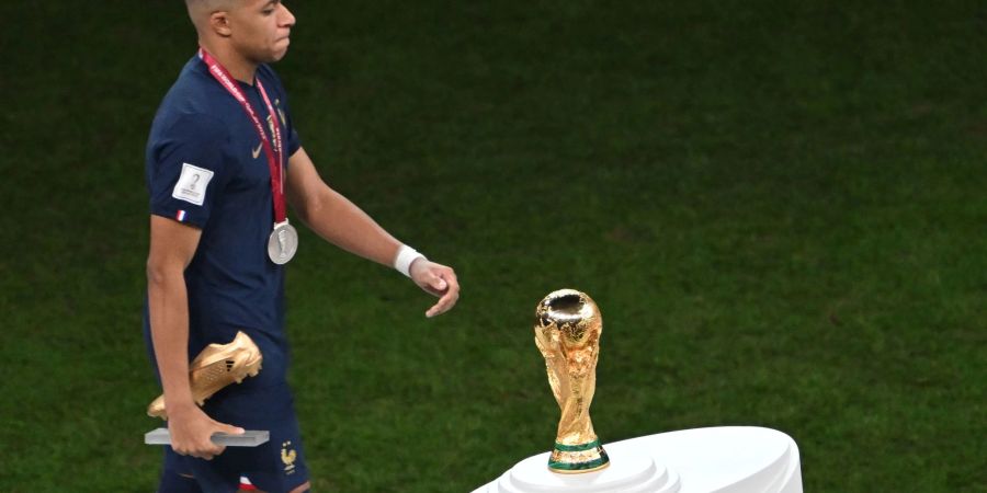 Muss an dem WM-Pokal vorbeigehen: Torschützenkönig Kylian Mbappe.