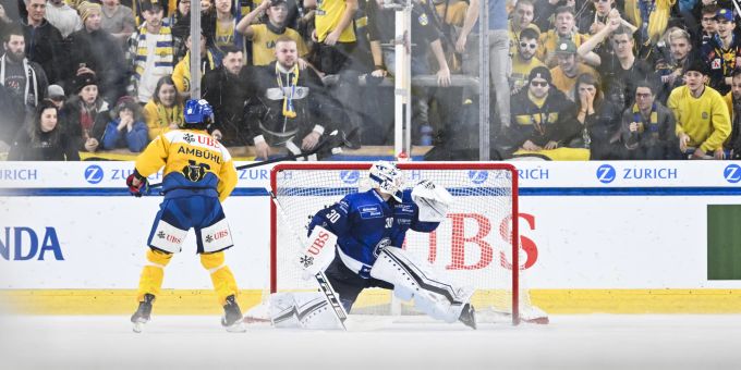 Andres Ambühl scheitert mit seinem Penalty im Halbfinal des Spengler Cups gegen Ambri an der Latte. Spengler Cup