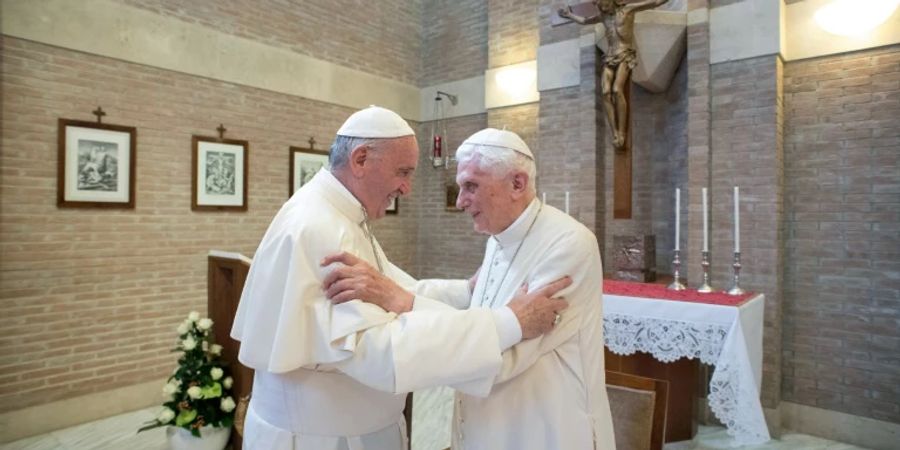 Benedikt XVI. (r.) mit seinem Nachfolger Franziskus