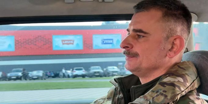 Der Schweizer Avi Motola kämpft im Ukraine-Krieg für die ukrainische Armee. ukraine krieg