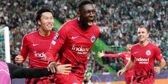 Randal Kolo Muani (M) steht bis 2027 bei Eintracht Frankfurt unter Vertrag. Eintracht Frankfurt