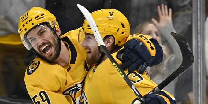 Roman Josi (l.) jubelt im Dress der Nashville Predators. Roman Josi
