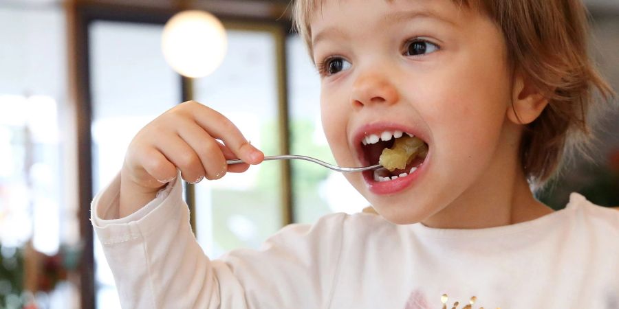 Kinder lieben meist Apfelmus. Kein Wunder: Er ist herrlich süss - Dank Zuckerzusatz. Apfelmark hingegen ist nur Apfel pur.