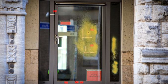 Einschusslöcher auf einer verglasten Tür am Rabbinerhaus in Essen. Einschusslöcher auf einer verglasten Tür am Rabbinerhaus in Essen.