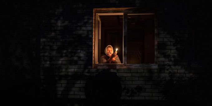 Die 70-Jährige Catherine steht während eines Stromausfalls in Borodjanka mit einer Kerze am Fenster. Die 70-Jährige Catherine steht während eines Stromausfalls in Borodjanka mit einer Kerze am Fenster.