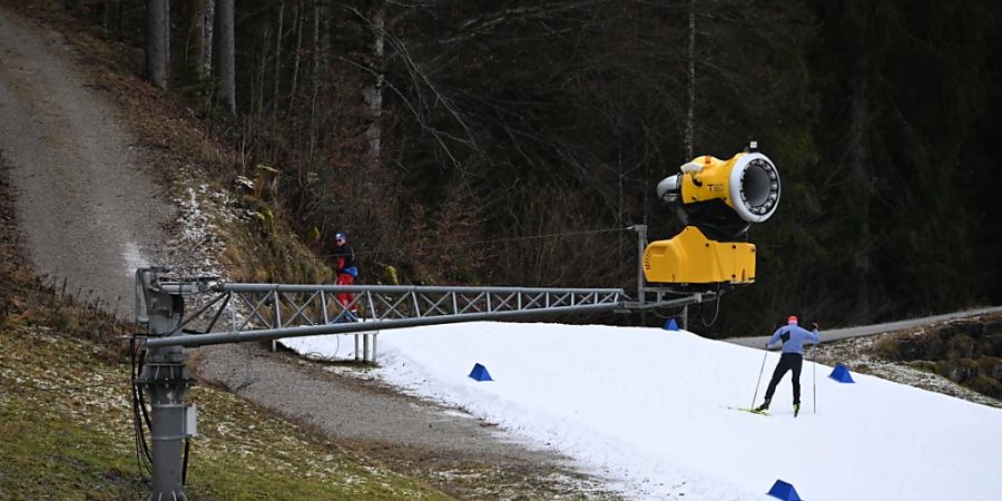 Skigebiete kommen künftig nicht um Kunstschnee herum: «Speziell mit Blick auf die Wintersaison zeigt unsere Forschung, dass die technische Beschneiung so etwas wie ein Überlebensgarant ist», sagt Wissenschaftler Christoph Schuck. (Archivbild)