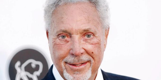 Sänger Sir Tom Jones meldet sich nach Hüft-OP. Sänger Sir Tom Jones meldet sich nach Hüft-OP.