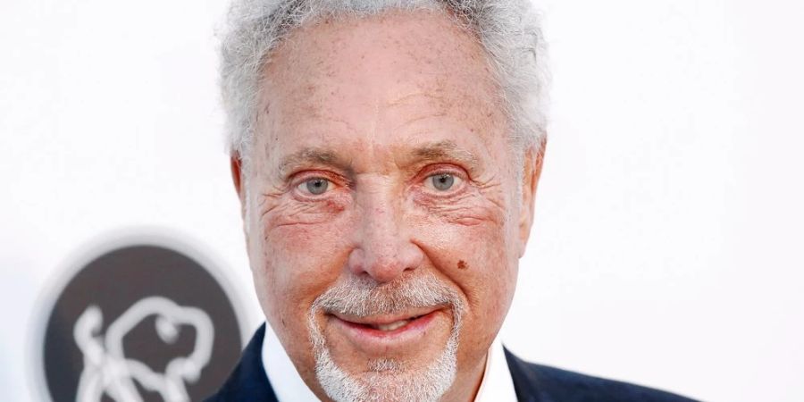 Sänger Sir Tom Jones meldet sich nach Hüft-OP.