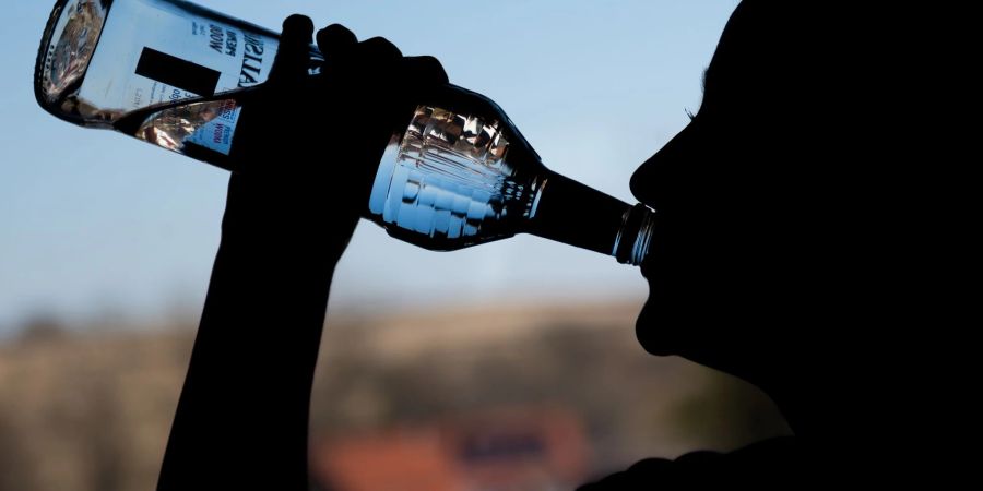 Ein Mädchen trinkt aus einer Flasche Wodka. Jugendliche sind 2021 seltener mit Alkoholvergiftungen ins Krankenhaus gekommen als noch im Jahr zuvor.