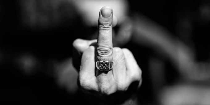 Der Stinkefinger kommt eine Tankstellen-Mitarbeiterin teuer zu stehen. Stinkefinger Winterthur