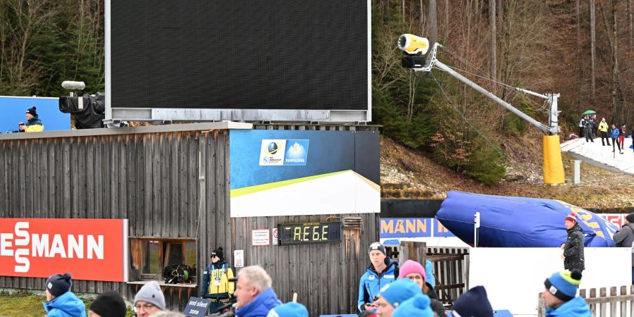 Das Display einer Leinwand in der Chiemgau Arena ist wegen eines Stromausfalls schwarz.