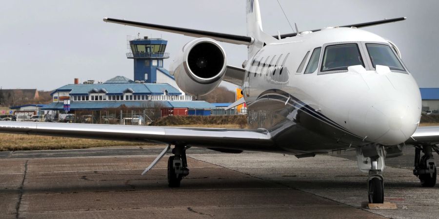 Ein Privatjet steht auf dem Flughafen der Nordseeinsel Sylt (Aufnamen von Märzz 2012).