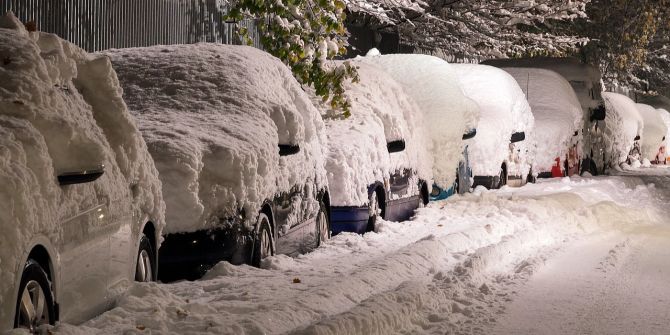 Autos Strassenrand Parkieren Schnee Winter dunkel