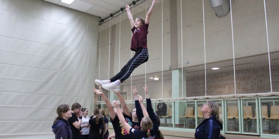 Die «Princess Cheerleader» des Sportvereins Empor Grün/Rot Wittenberge trainieren den «Basket Toss». Dabei wird der sogenannte «Flyer» in die Luft geworfen und vollzieht dort eine akrobatische Figur.