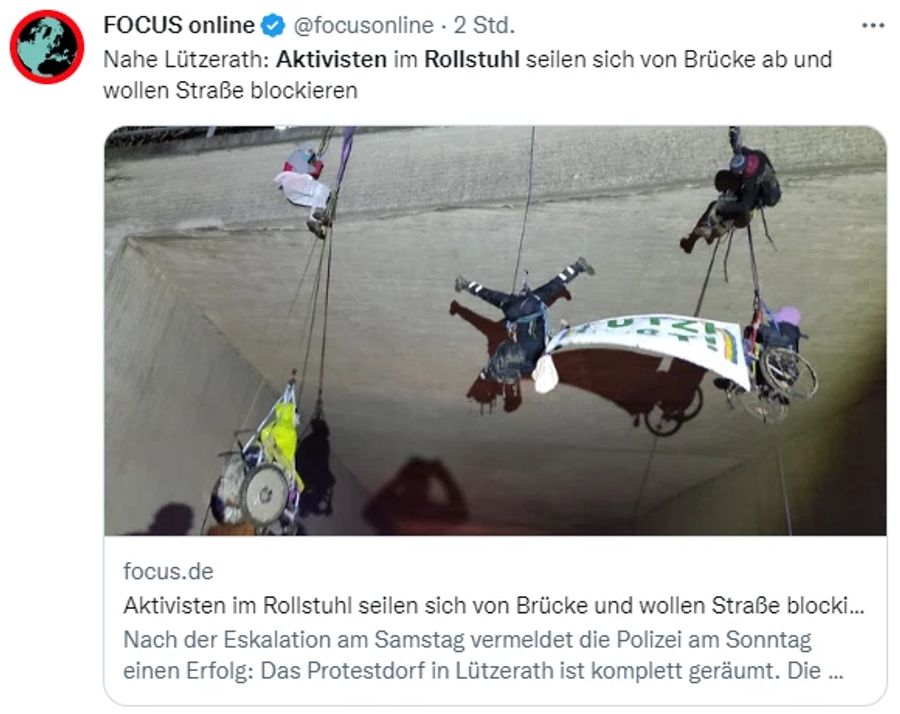 Mehrere Aktivisten haben sich im Rollstuhl von einer Brücke abgeseilt.