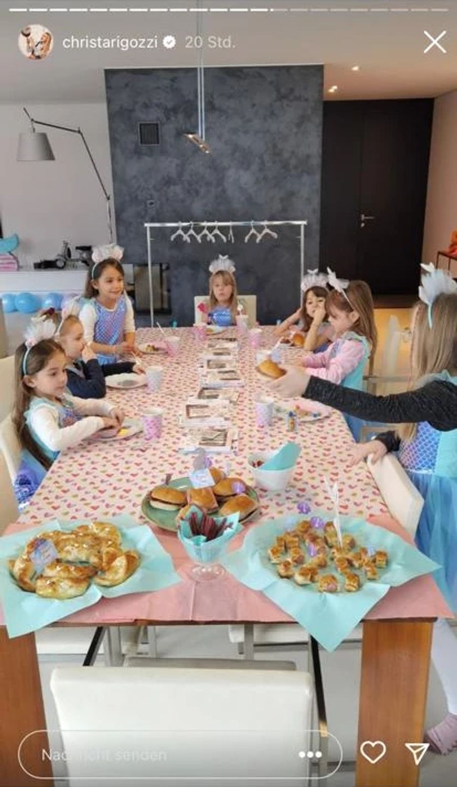 Die Mini-Meerjungfrauen gönnen sich etwas zu Essen.