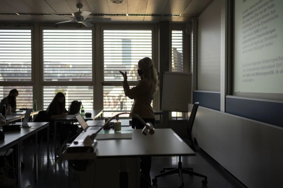 Laut einer Studie haben zwei von drei Lehrpersonen in der Schweiz in den letzten fünf Jahren Gewalt erlebt. (Symbolbild)