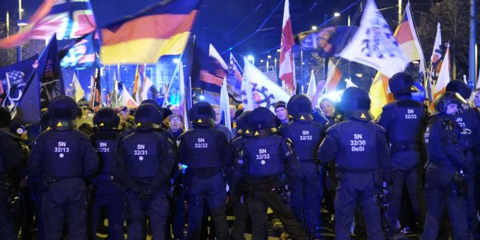 Teilnehmer einer Demonstration werden von Polizisten gestoppt. Die Initiatoren der rechten Demo unter dem Motto «Ami go home» fordern von den USA, ihre Truppen und Atomwaffen auf deutschem Boden abzuziehen. leipzig