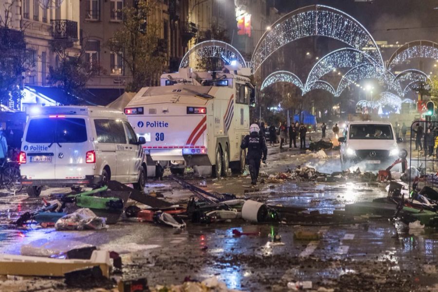 Die Polizei reagierte mit Wasserwerfer auf die Randalierer.