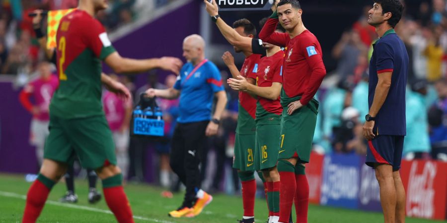 Portugals Cristiano Ronaldo (M) steht bei seiner Einwechselung an der Seitenlinie.