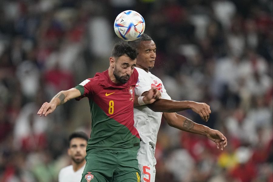 Bruno Fernandes im Zweikampf mit Manuel Akanji im Achtelfinal der WM 2022.