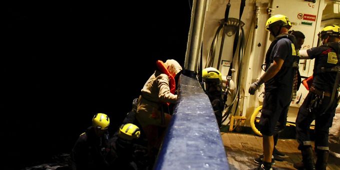 Migranten gehen an Bord eines Rettungsschiffes. Foto: Nicole Thyssen/SOS Humanity/AP/dpa seenotrettung
