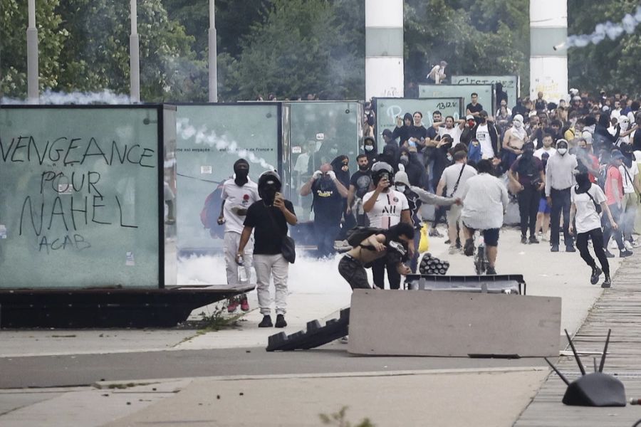 Der 17-jährige Nahel wurde in Frankreich von einem Polizisten erschossen. Es kommt landesweit zu heftigen Protesten.