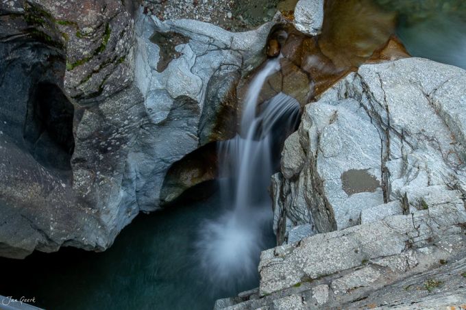 Eindrückliche Wasserspiele warten im Gletschergarten Cavaglia. Wasserspiel im Gletschergarten Cavaglia.