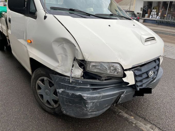 Am Lieferwagen entstand ein Sachschaden. Sachschaden am Lieferwagen