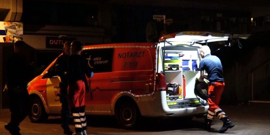 Einsatzkräfte bei der Arbeit nach einer Messerattacke in Emsdetten.